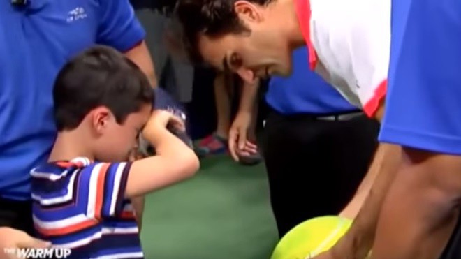 Roger Federer umravnil dav a pak se nešťastnému klučinovi ochotně podepsal (Repro: YouTube.com)