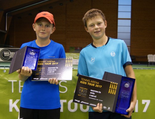 Vítěz českého Masters Tennis Arena Kids Tour 2017 Vojtěch Petr (vpravo) a Marek Pazdera