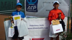 Matthew William Donald (vlevo) a Adam Nápravník, dva nejlepší mladší žáci z turnaje série Tennis Arena Kids Tour v Mělníku (Foto: Jan Šátral)