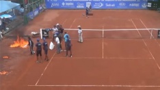 V Maroku vysouší kurty neortodoxním způsobem<br>(Repro: Youtube.com)