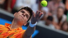 Milos Raonic se chystá k podání <br>(Foto: Tennis Arena / Martin Sidorják)